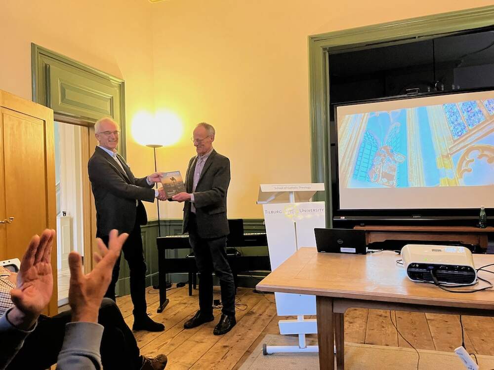 Aanbieding van het eerste exemplaar door Ton Meijers aan Dick de Jong