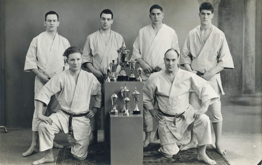 1952 Anton staat rechts