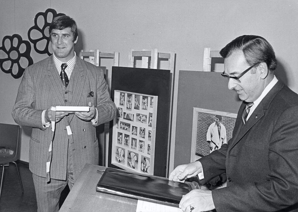 Anton presenteert zijn boek Judo in evolutie 1971