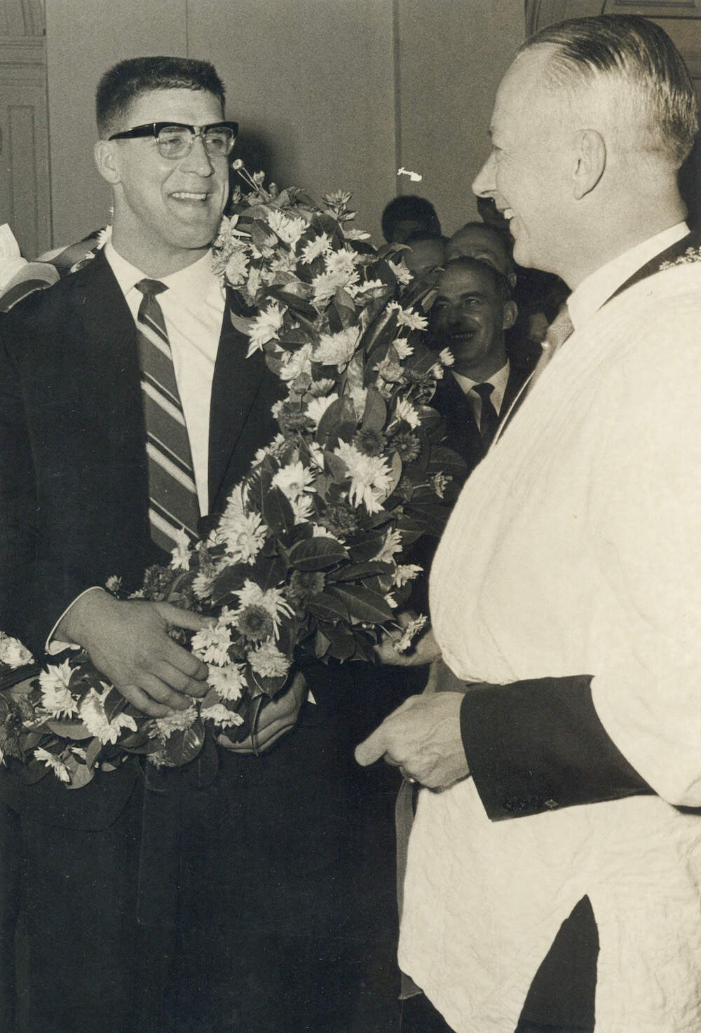 Huldiging van wereldkampioen judo Anton Geesink door de in judopak judogi gestoken burgemeester jhr mr CJA de Ranitz in de hal van het Stadhuis Stadhuisbrug