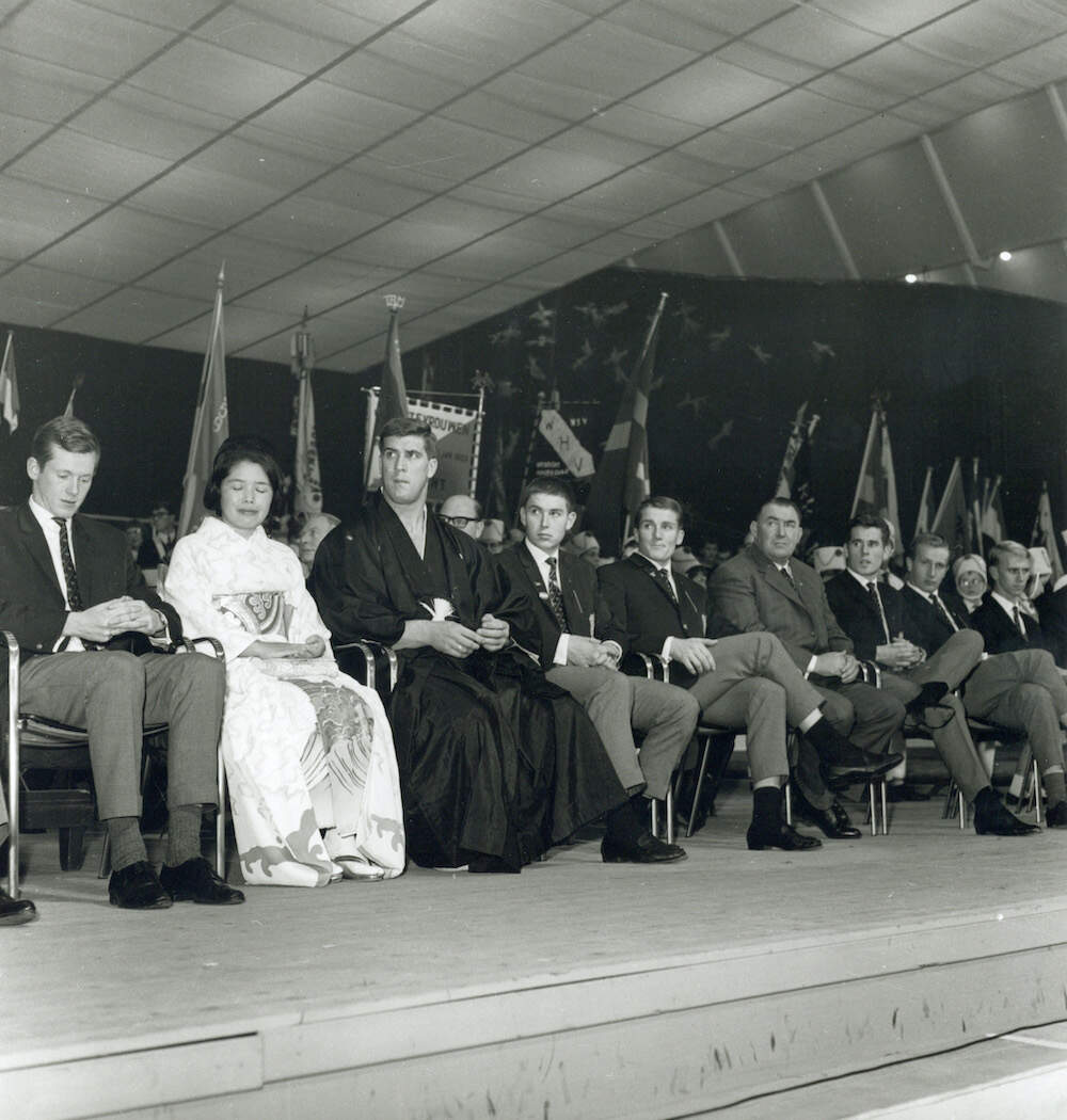 Huldiging van wereldkampioen judo Anton Geesink links van het midden tijdens een feestelijke avond met sportdemonstraties in de Irenehal van de Jaarbeurs