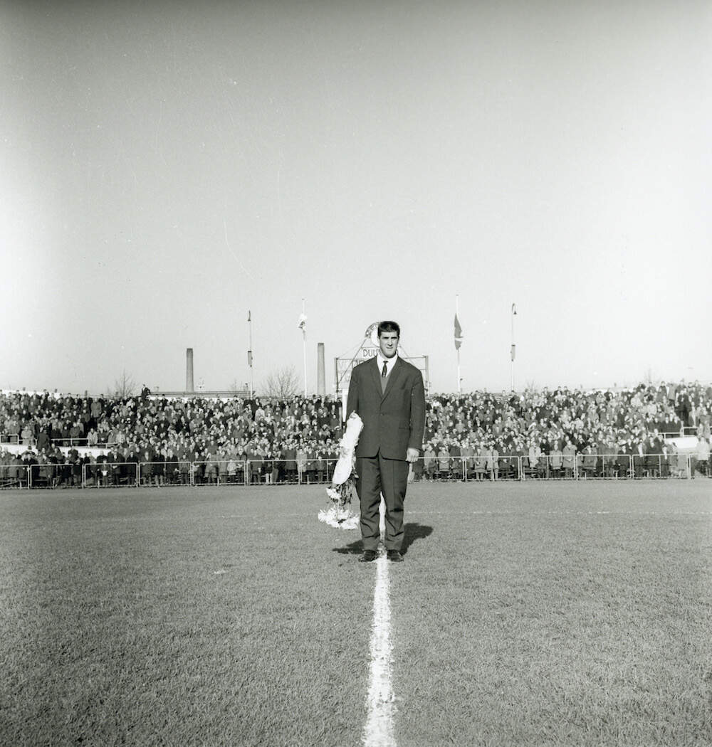 Olympisch kampioen judo Anton Geesink bij de huldiging in het stadion Galgenwaard te Utrecht na het behalen van zijn titel tijdens de Olympische Spelen in Tokio Hofland HUA