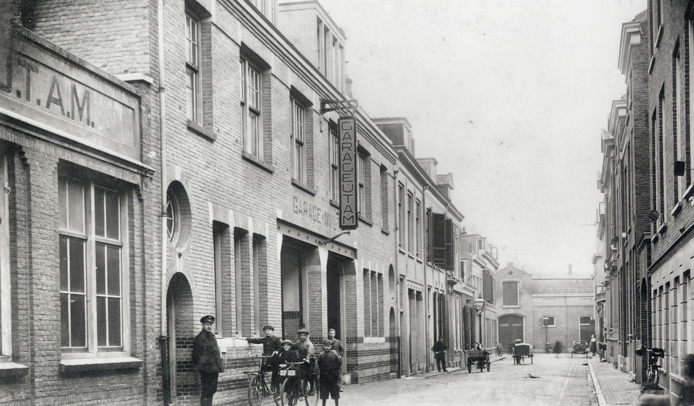 Ridderschapstraat te Utrecht met links de garage van taxicentrale UTAM 1925 HUA