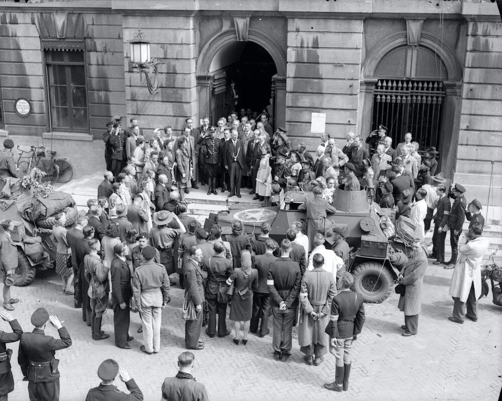 Ter Pelkwijk 7 mei 1945 zingen wilhelmus