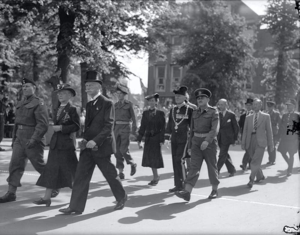 Ter Pelkwijk op weg naar church parade met militaire en burgerlijke autoriteiten