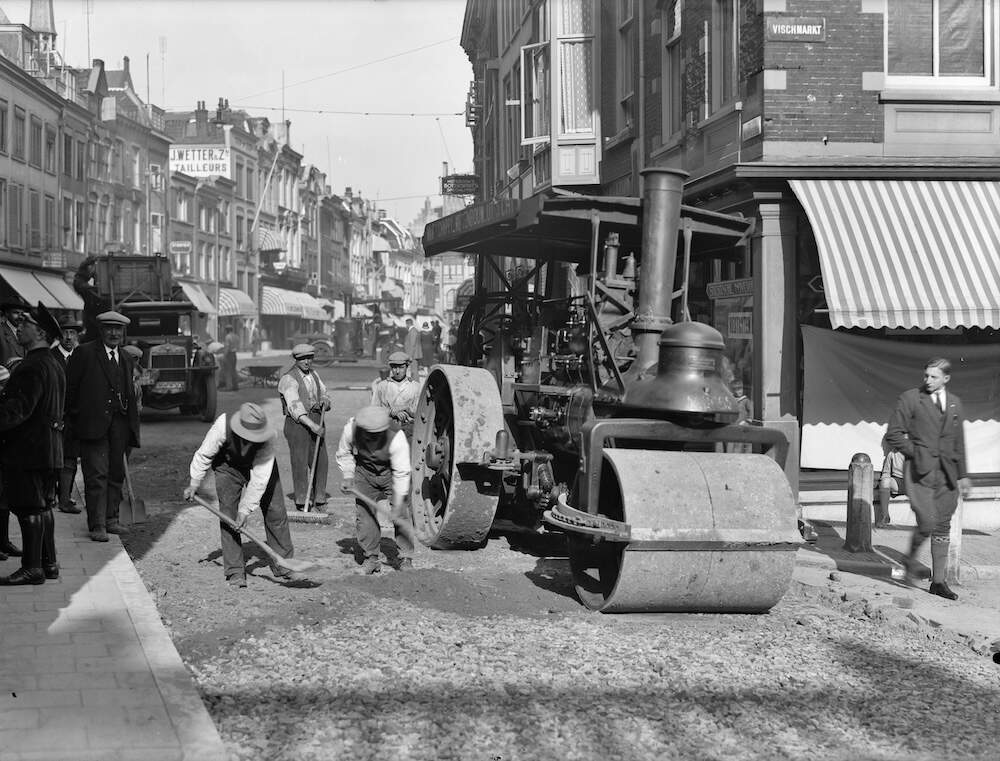 Asfalteringswerkzaamheden in het Oudkerkhof1925 Biltz