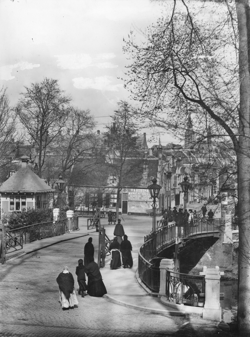 Gezicht op de Bartholomebrug over de Stadsbuitengracht te Utrecht uit het zuidwesten Blitz Zn 1910 HUA