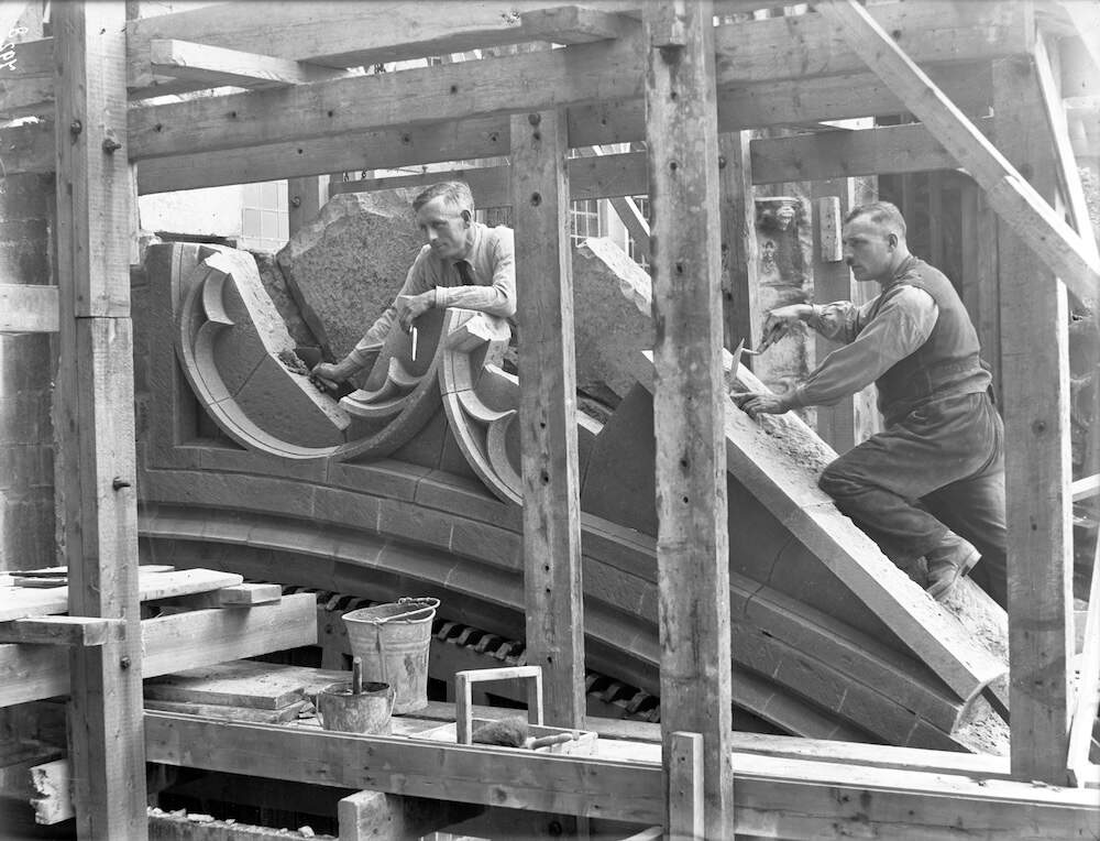 Restauratie van een luchtboog tegen de zuidgevel van de Domkerk Blitz