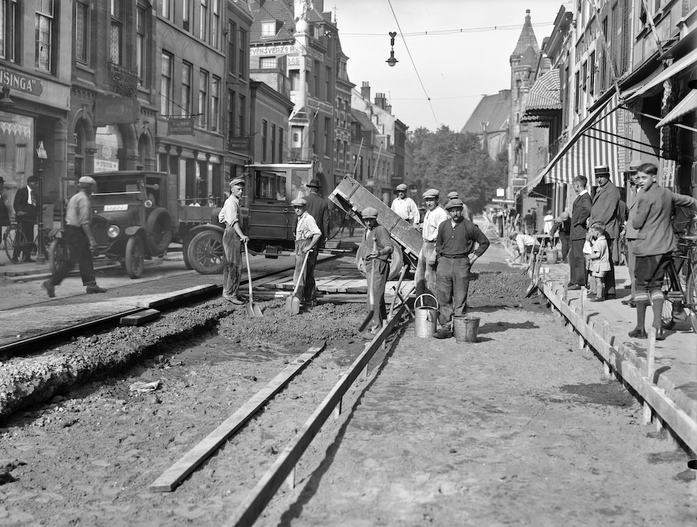 Wegwerkzaamheden in de Nobelstraat te Utrecht storten van beton1930 afdruk van origineel negatief