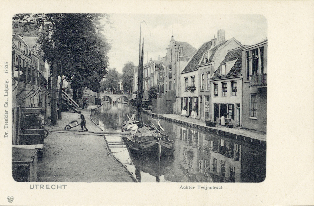 Oudegracht met op de achtergrond de Vollersbrug en rechts de Werf aan de Twijnstraat 1900