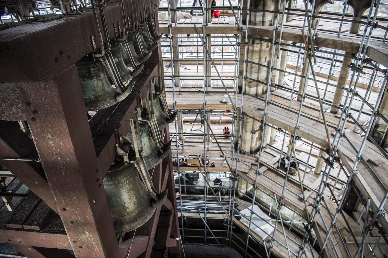X191175 900687 klokkenstoel in het achtkant tijdens de restauratie van de toren MJ Iseger 2021 HUA