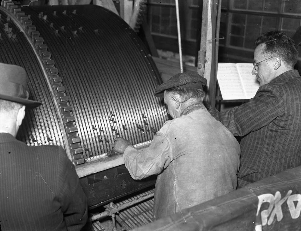 X80416 T2211 het versteken van de speeltrommel van het carillon van de Domtoren FF van der Werf HUA