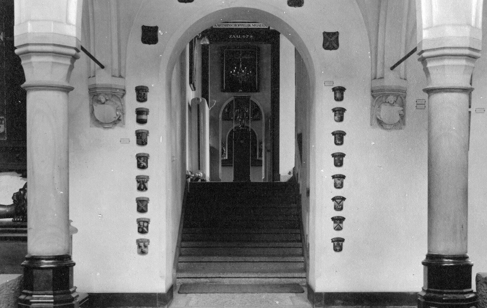 703 hal met de trap naar de voormalige refter van het St Agnietenklooster Pierik HUA
