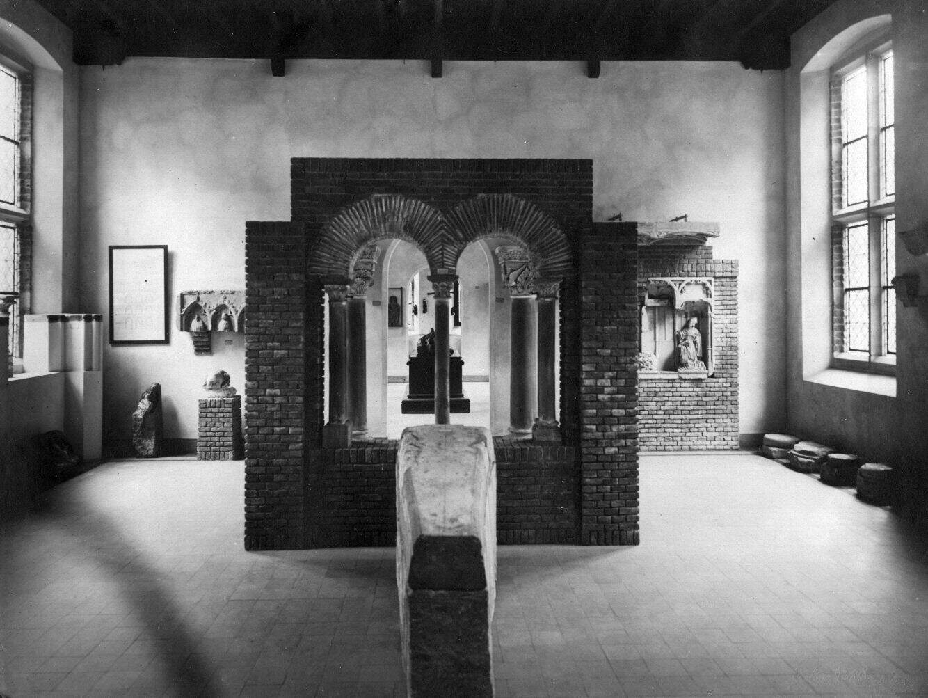 757 tentoonstellingszaal met de collectie van het Stedelijk Museum voor Oudheden Blitz 1925 2