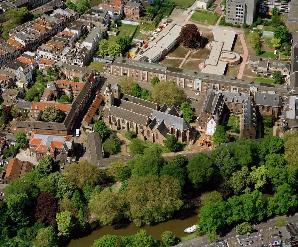 Nicolakerk Stadsbuitengracht en rechts het complex van het Centraal Museum