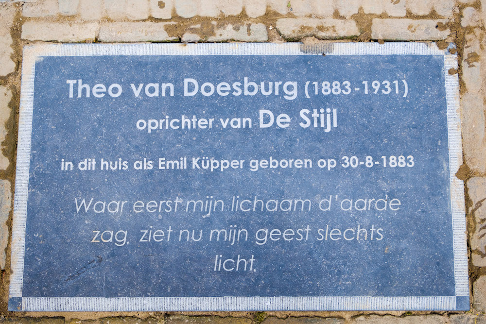 Gedenksteen Theo van Doesburg werd in de Teelingstraat in Utrecht geboren