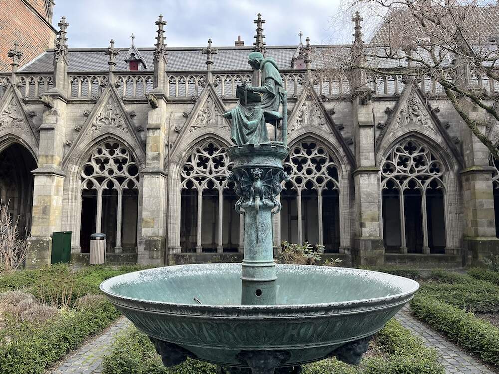 Fontein in de Pandhof door edelsmederij Brom met schrijvende kanunnik Hugo Wstinc