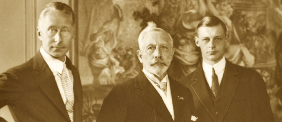 Ex keizer Wilhelm met zoon Wilhelm en kleinzoon Wilhelm foto Huis Doorn