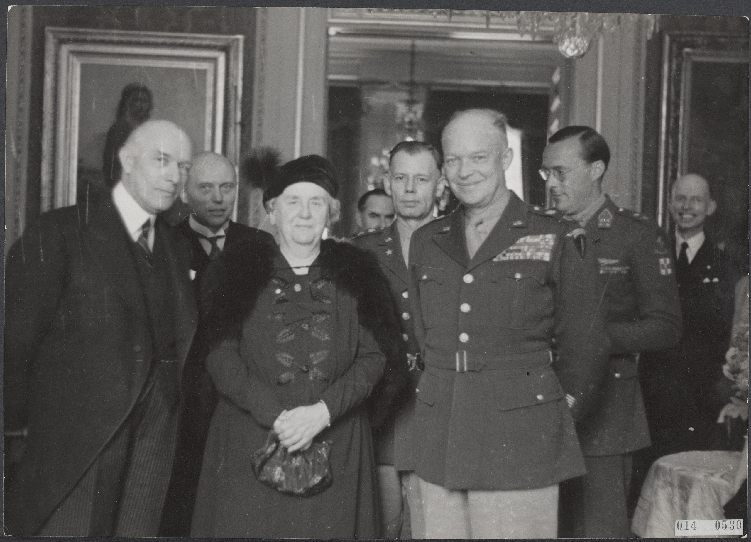 1945 Eisenhower met koningin Wilhelmina in Paleis Lange Voorhout vlnr burgemeester De Monchy minister president W Schermerhorn koningin Wilhelmina chef staf Bedell