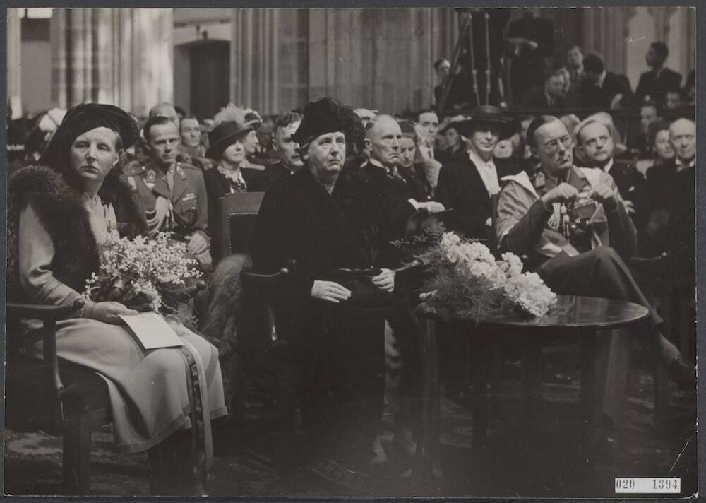 Van links naar rechts prinses Juliana koningin Wilhelmina burgemeester ter Pelkwijk prins Bernhard