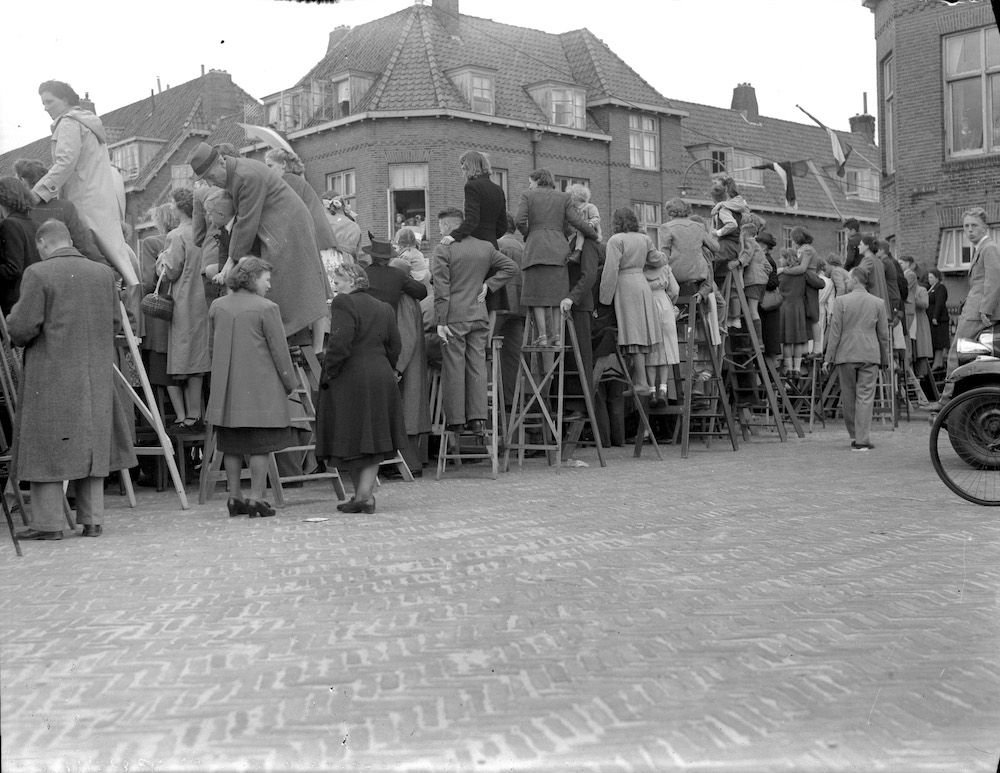 Afbeelding van het publiek op het Maasplein te Utrecht tijdens de opvoering van het kinderzangspel Jan Lustig ter gelegenheid van het bezoek van Koningin Juliana en Prins Bernhard 1949