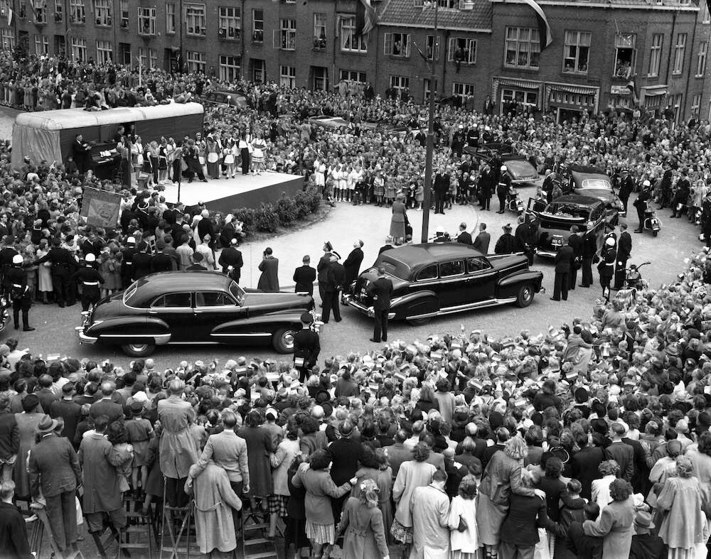 Bezoek van Koningin Juliana en Prins Bernhard aan de stad Utrecht tijdens een opvoering van het kinderspel Jan Lustig op het Maasplein