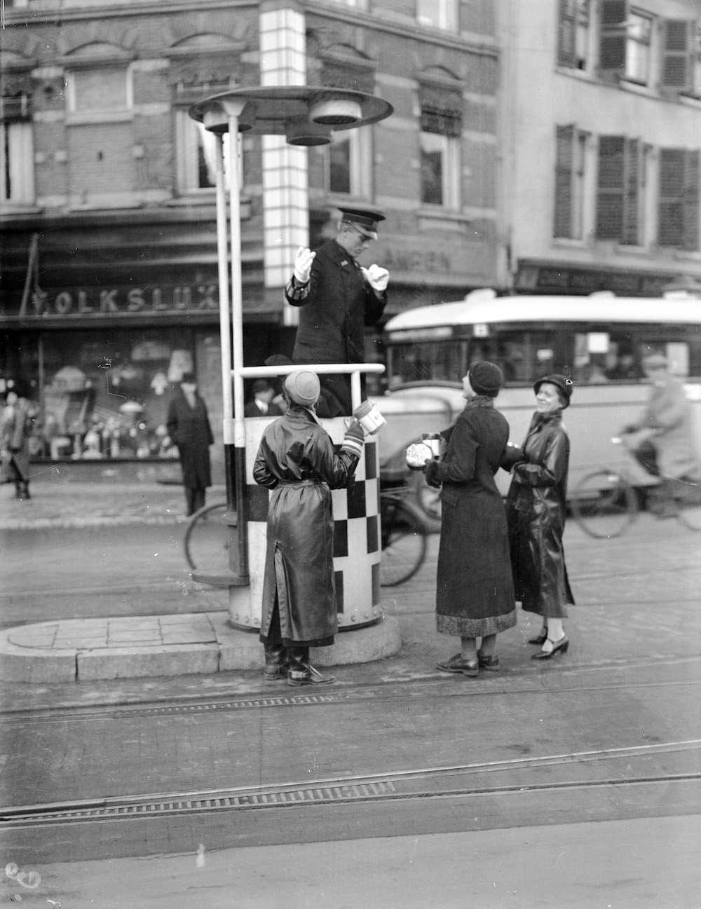 Drie collectantes van het crisis comit bij de verkeersagent op de Neude FF van der Werf 1934