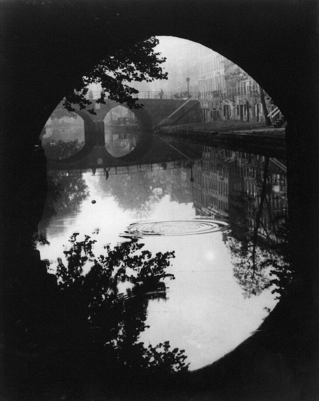 Gezicht onder de Weesbrug door op de Oudegracht te Utrecht met op de achtergrond de Smeebrug