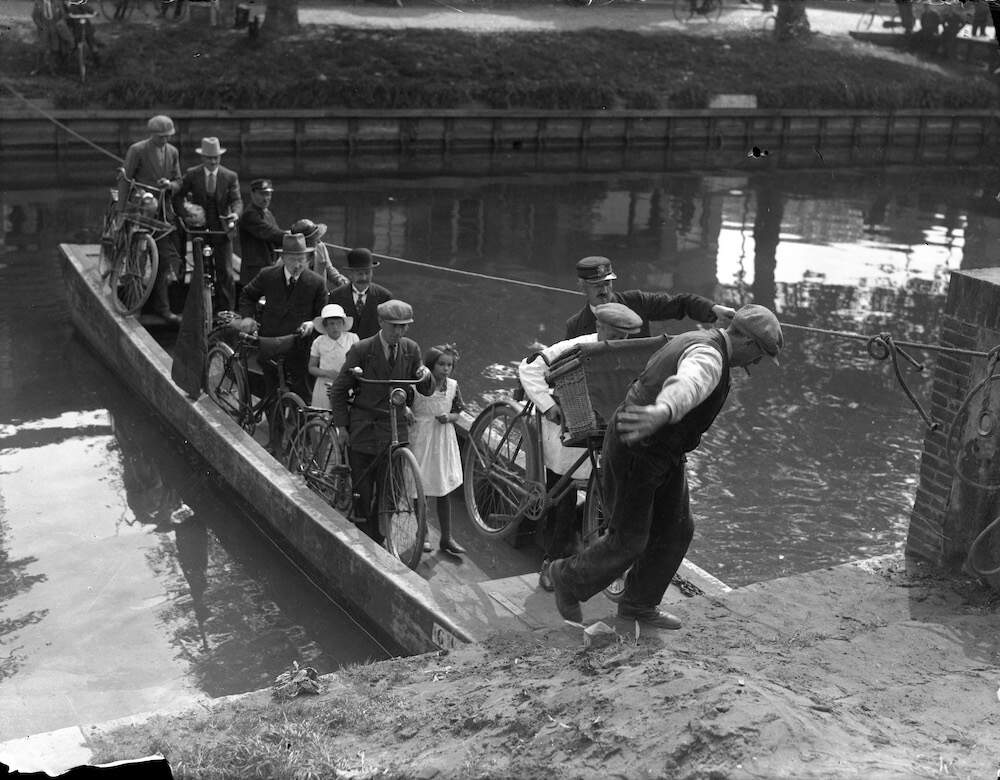 Overhaalschuitje van de gemeente Utrecht in de Vecht ter hoogte van de Rodebrug toen deze wegens werkzaamheden in 1934 tijdelijk voor verkeer gesloten was 1934