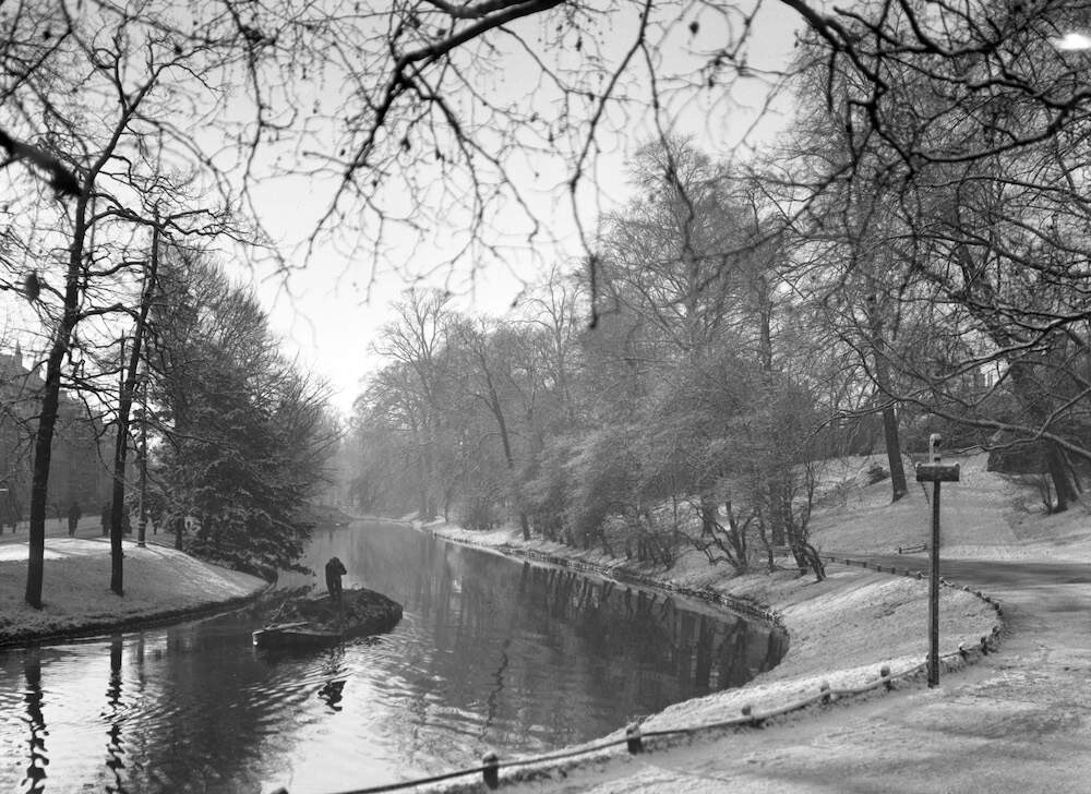 Stadsbuitengracht te Utrecht met links een praam 1930 40