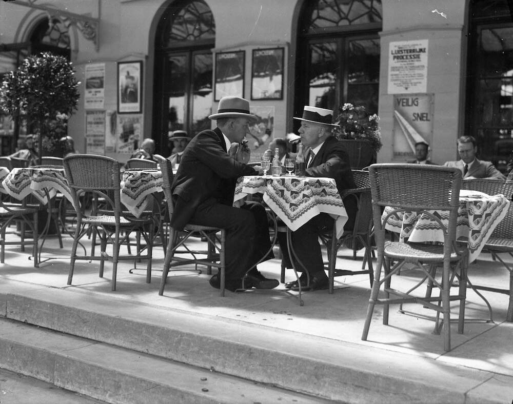 Twee mannen op het terras voor het Centraal Station 1937