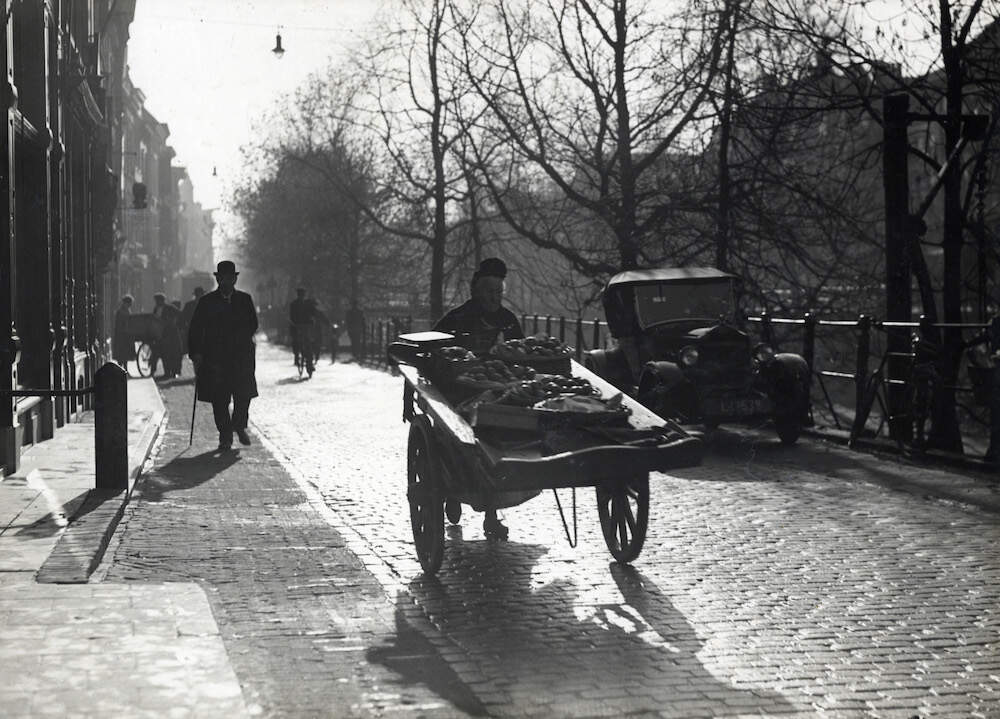Vrouw met een handkar met fruit op de Oudegracht 1930 35