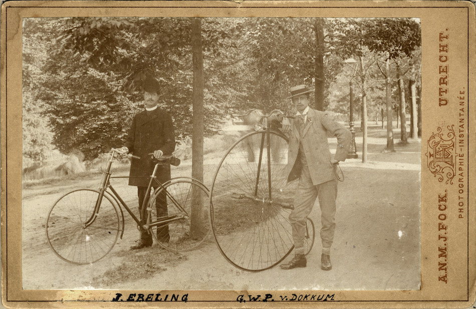G.W.P. van Dokkum rechts geboren 1870 kunstschilder te Utrecht overleden 1931. Ten voeten uit staande bij zijn fiets met links J.C. Ebeling met zijn fiets op de Maliesingel 1887
