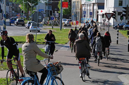 overstekende fietsers bij het verkeerslicht voor het fietspad op de hoek van het Paardenveld en de Nieuwekade 2015