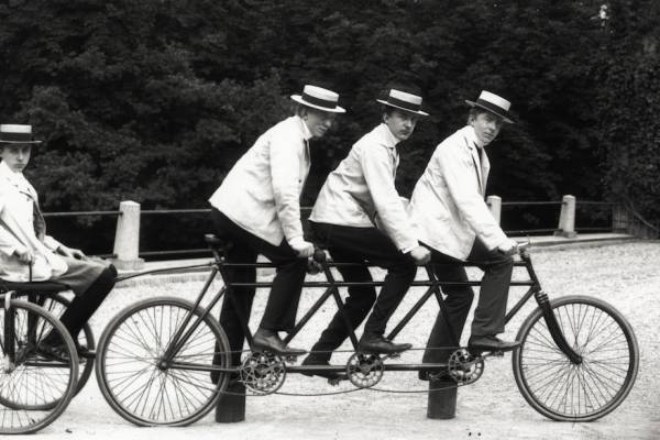Drie Fietsers Op Een Driepersoonsfiets Met Aanhanger Waarop Een Vierde Persoon Op Het Landgoed Kersbergen in Zeist 1905 Hua