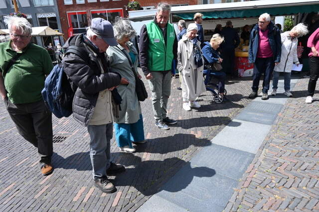 DSC 2795 Het kerkplein met contouren van het castellum