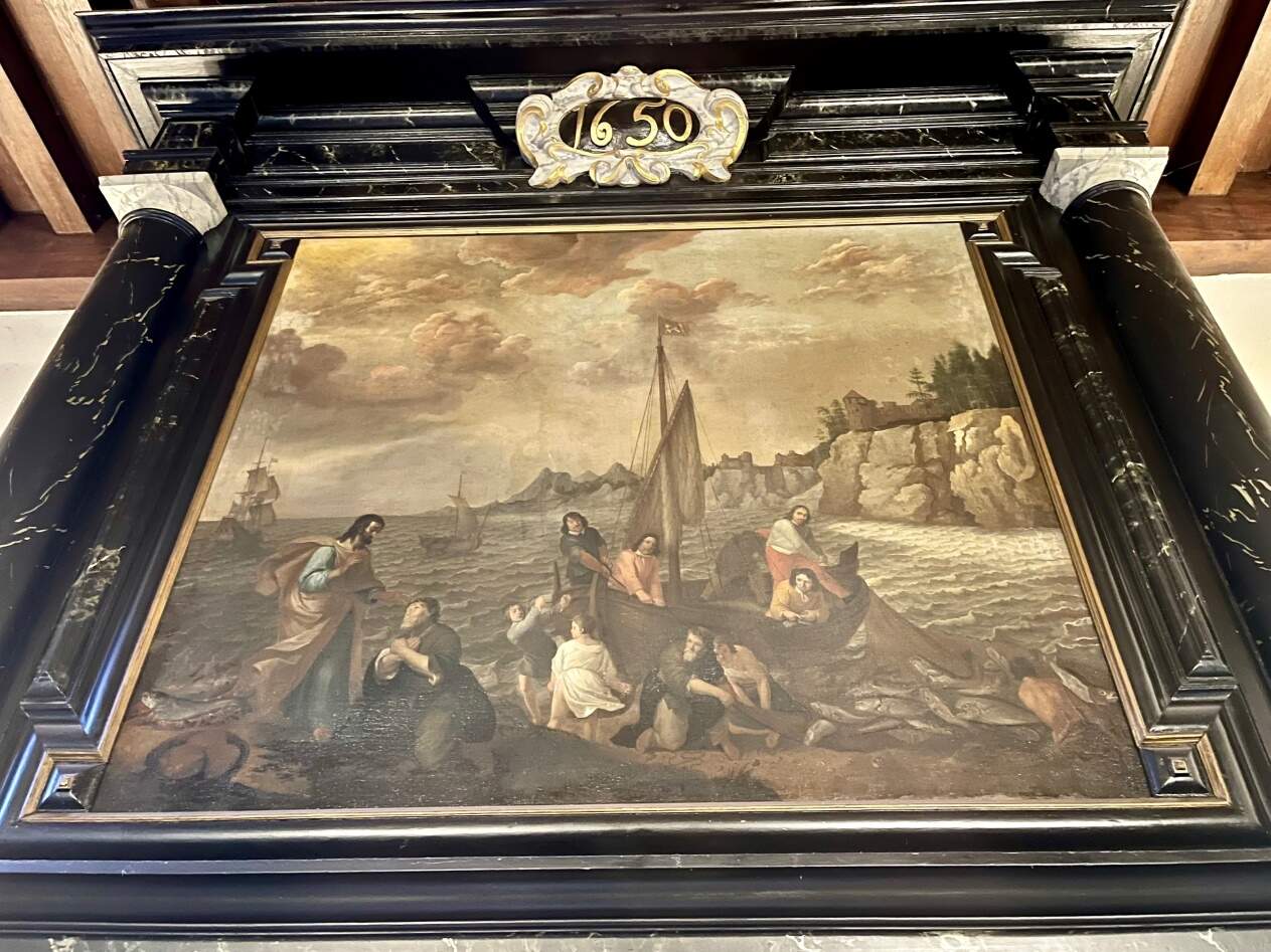 Het schoorsteenstuk in de kapittelzaal van de Pieterskerk met Jezus die na zijn verrijzenis verschijnt bij zijn leerlingen aan het meer van Tiberias Willaerts