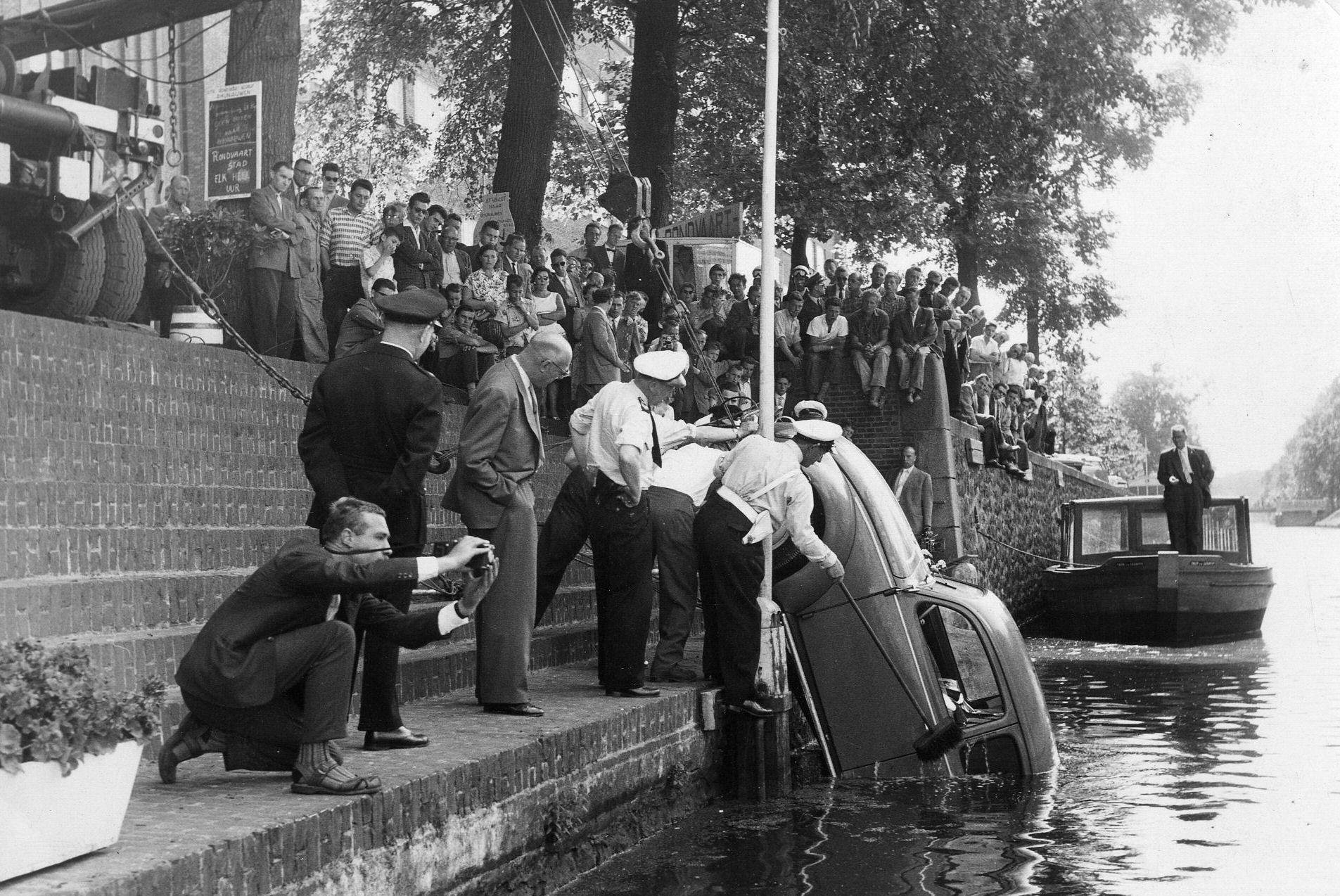 801 berging van een te water geraakte auto op de Rijnkade 1960