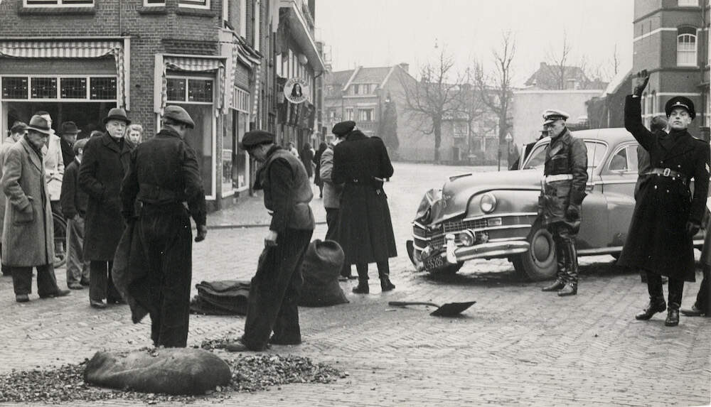 X115368 501656 aanrijding op de kruising van de Prins Hendriklaan en de Jan van Scorelstraat 1950