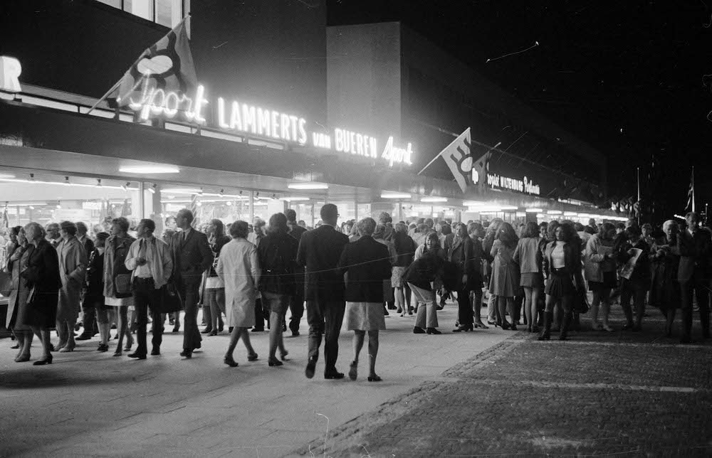 X131132 127350 publiek tijdens de instuif ter gelegenheid van de officile opening van het Winkelcentrum Overvecht 1969
