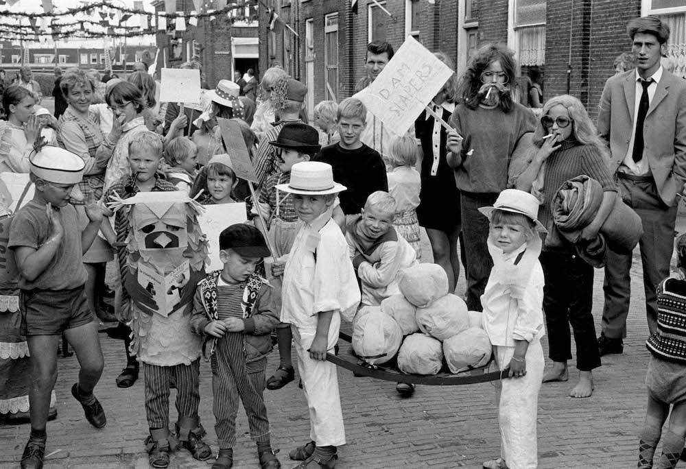 X131218 127452 verklede kinderen tijdens een buurtfeest in de Riemstraat 1970