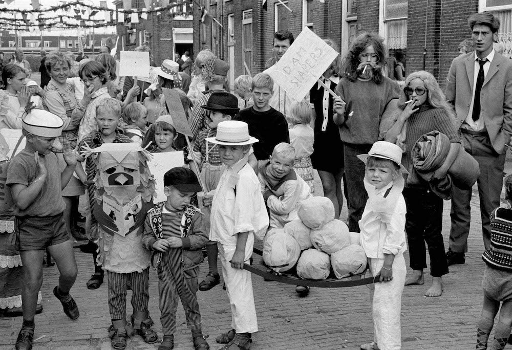 X131218 127452 verklede kinderen tijdens een buurtfeest in de Riemstraat 1970
