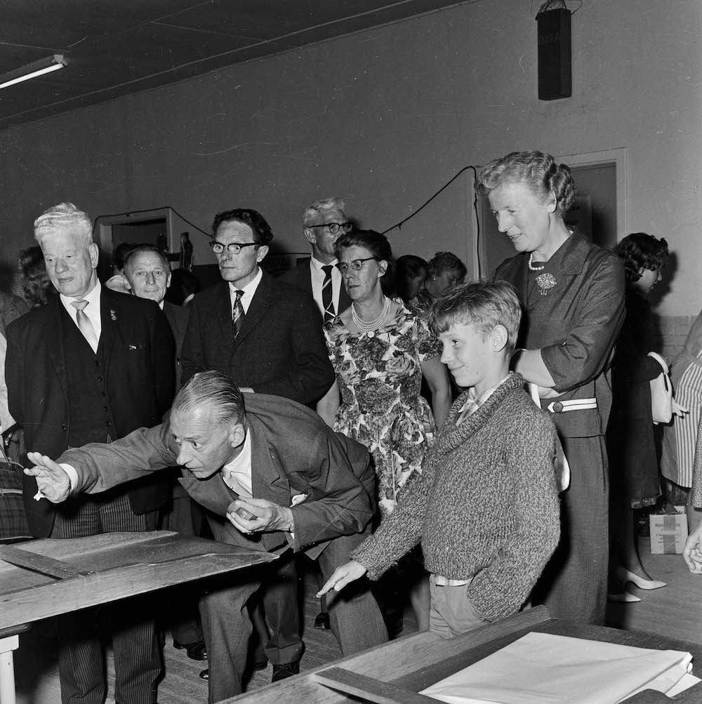 X136053 125487 burgemeester jhr mr C J A de Ranitz van Utrecht tijdens een wedstrijd sjoelen in het buurthuis Ons Ondiep 1963