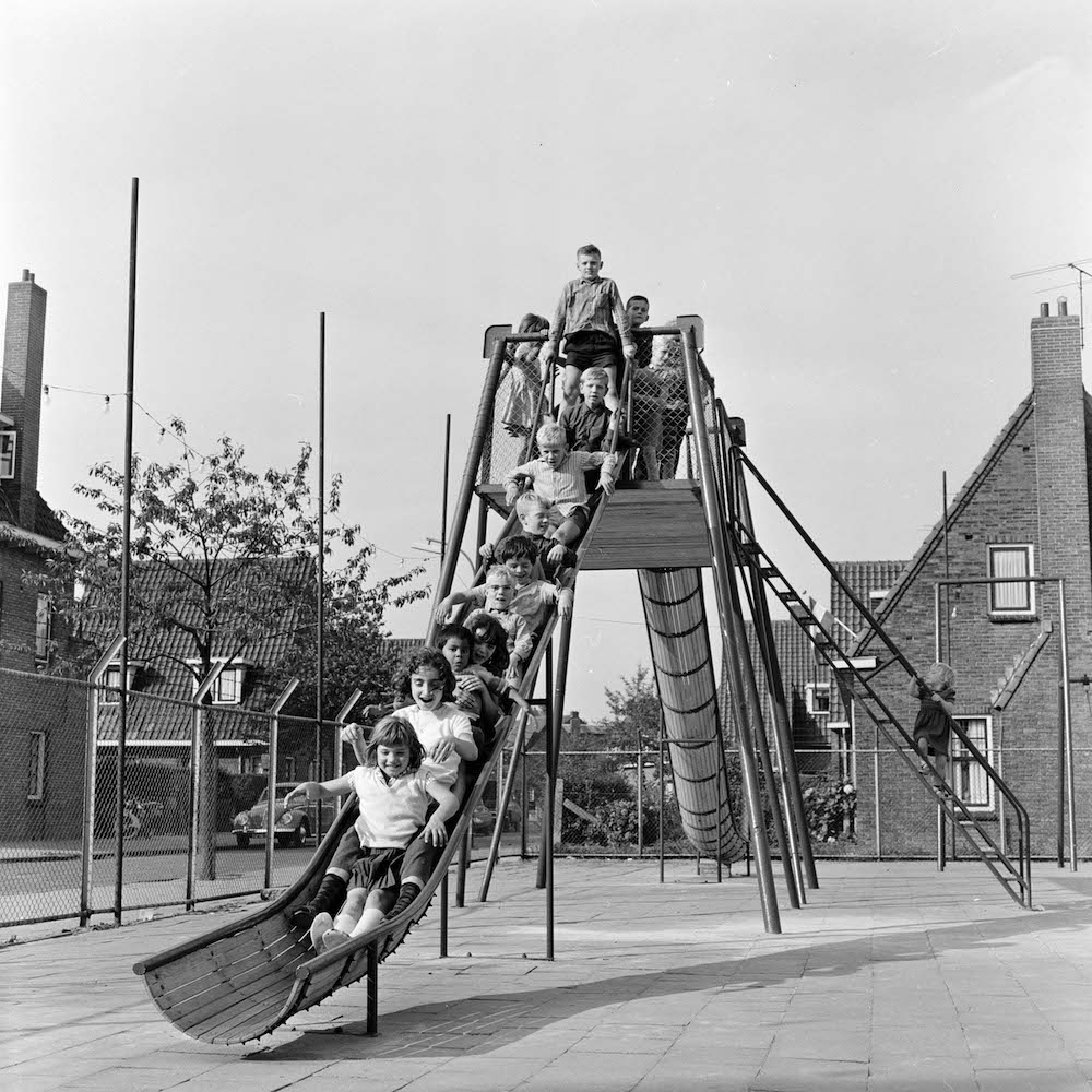 X136802 125869 kinderen op de glijbaan aan de Stephensonstraat 1965