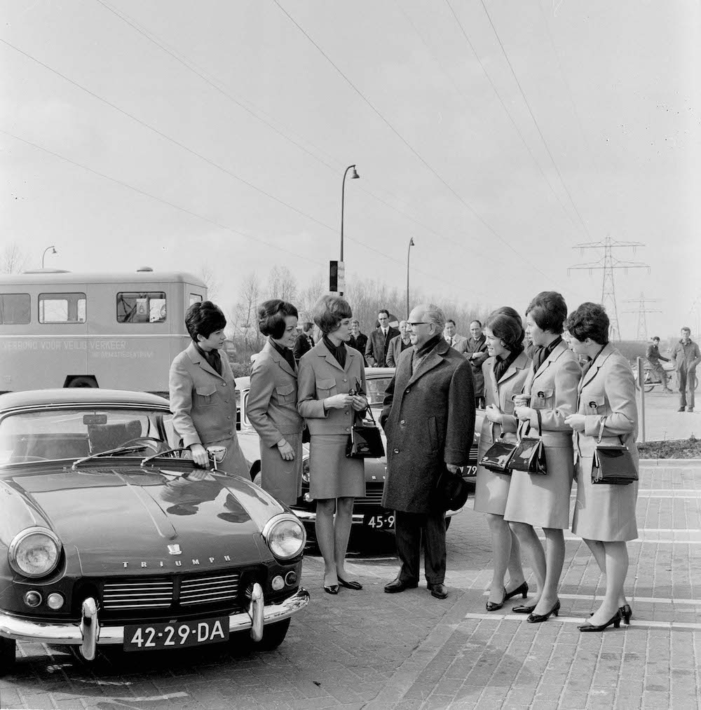 X137052 126282 Start Zwarte Zes 1967 op de parkeerplaats bij het wegrestaurant Albert s Corner aan de Atoomweg actie Vereniging voor verkeersveiligheid met zes dames en drie sportauto s 1967