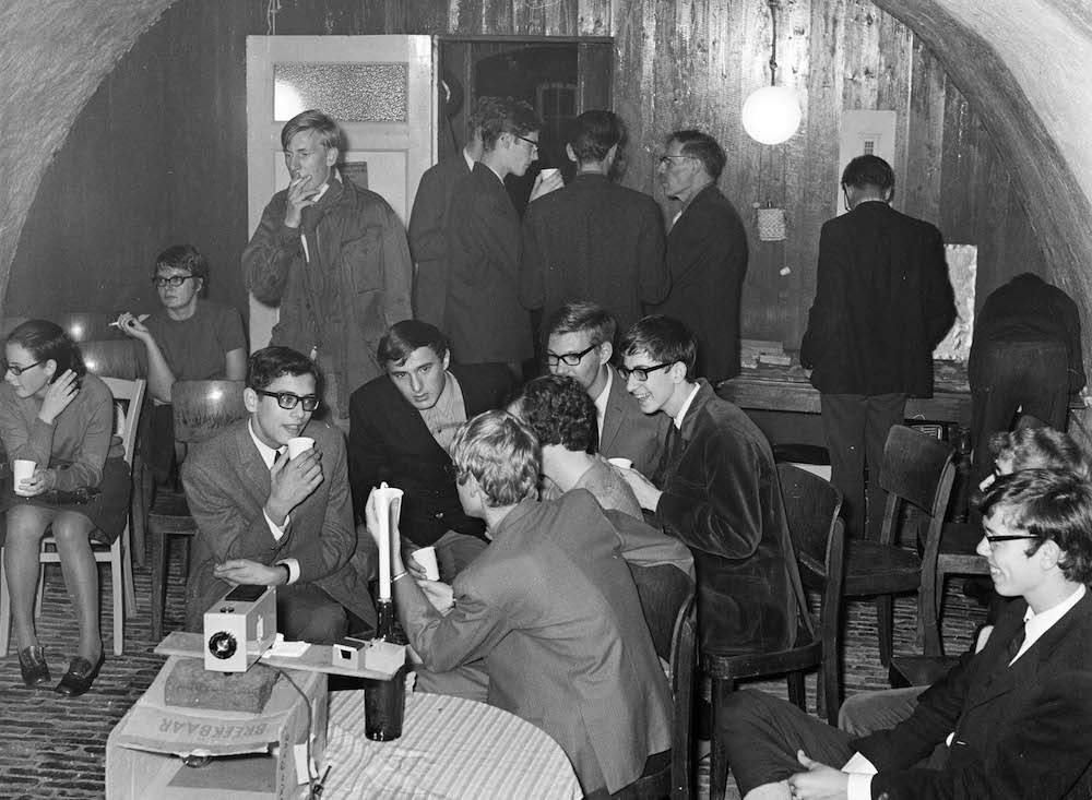 X154215 126723 Nederlandse Jeugdbond ter Bestudering van de Geschiedenis afdeling Utrecht in de werfkelder behorende bij het huis Nieuwegracht 37 1968