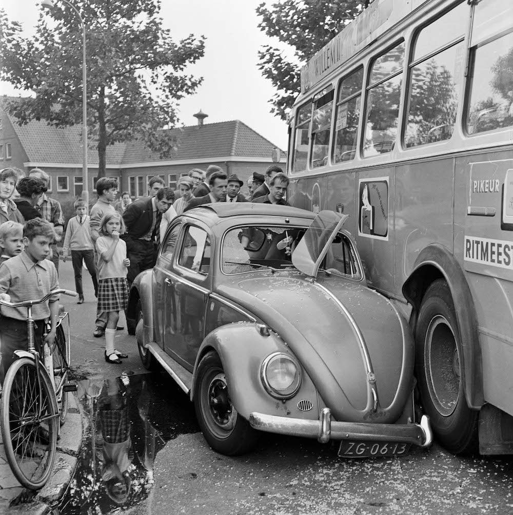 X155841 128816 aanrijding tussen een auto en een autobus van het GEVU op de hoek van de Jan van Galenstraat en de Alexander Numankade 1967