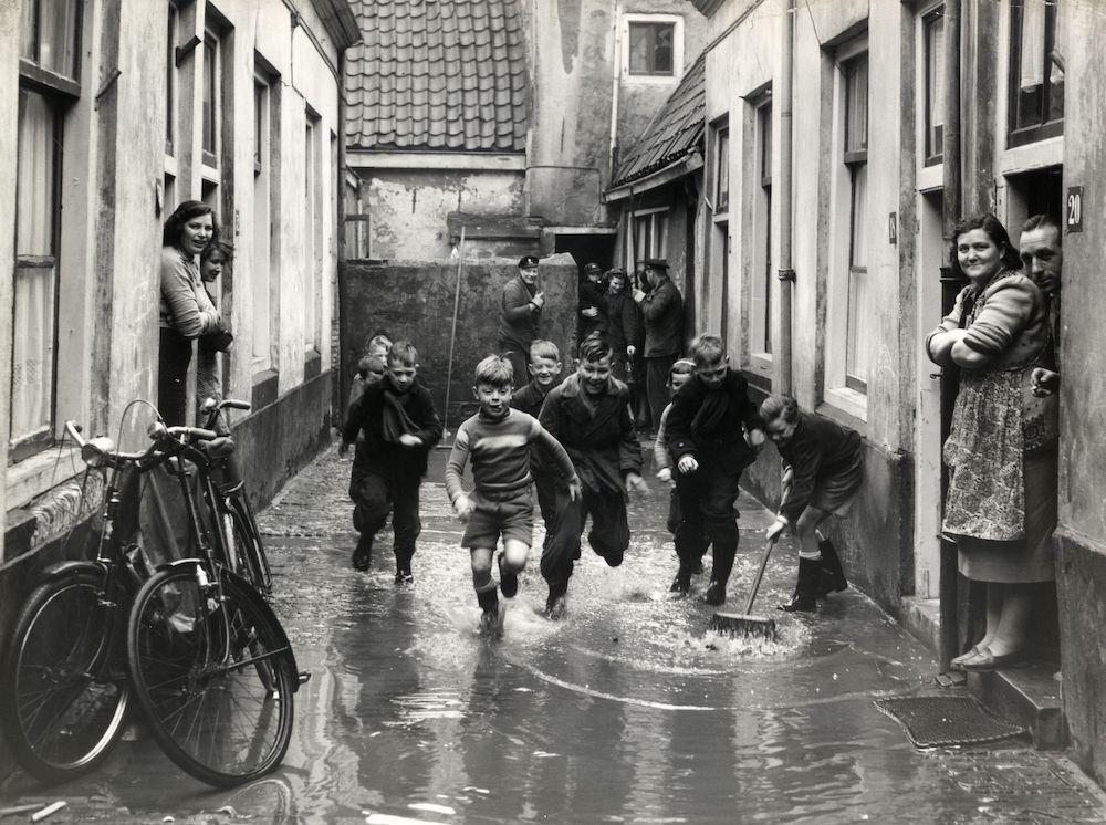 X19719 400339 zijsteeg van de Eligenstraat te Utrecht met enkele bewoners tijdens wateroverlast door een defecte riolering 1957