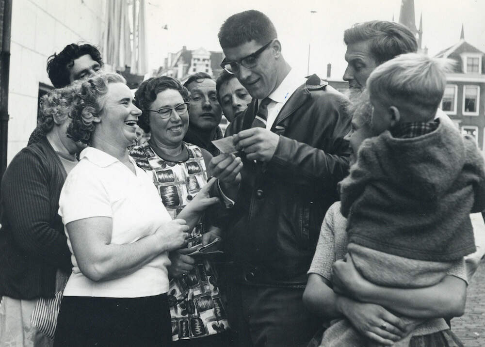 X92910 823675 Judoka Anton Geesink in de Oranjestraat te Utrecht met oa de zusters kruideniers Van der Valk 1961