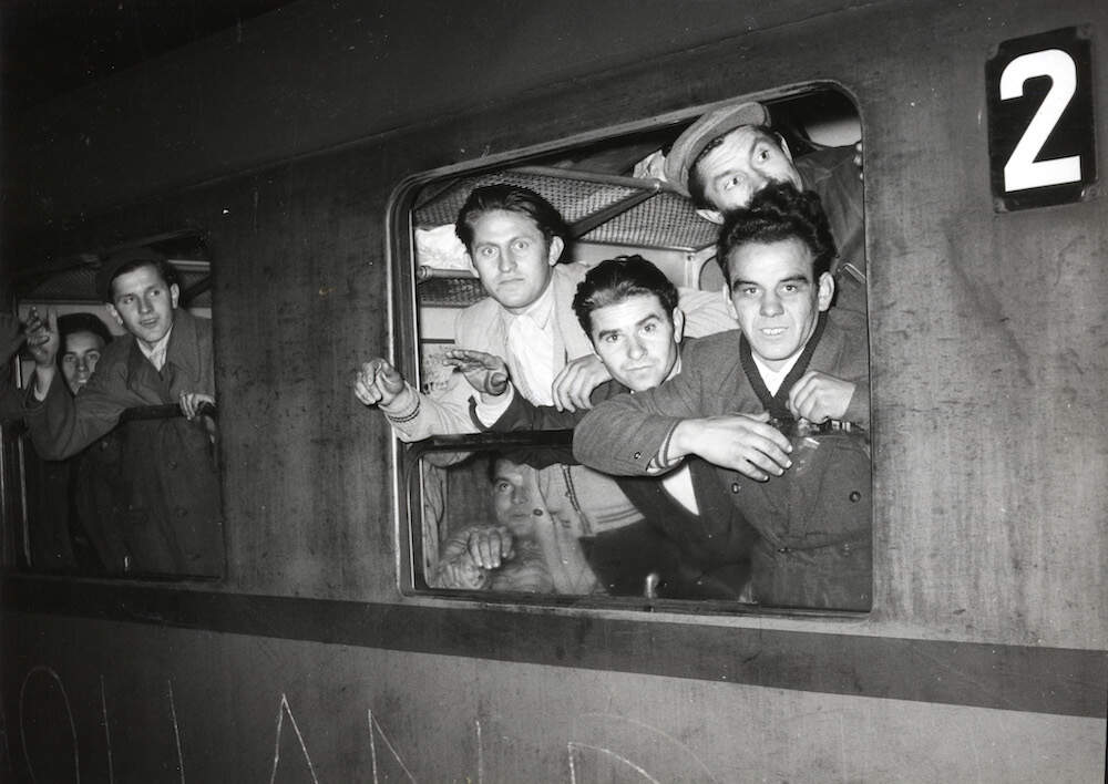 Aankomst per trein van vluchtelingen uit Hongarije op het NS station Utrecht CS te Utrecht